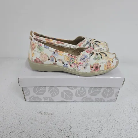 BOXED PAIR OF SHOE TREE PALMS SHOES IN FLORAL MIX - SIZE 6