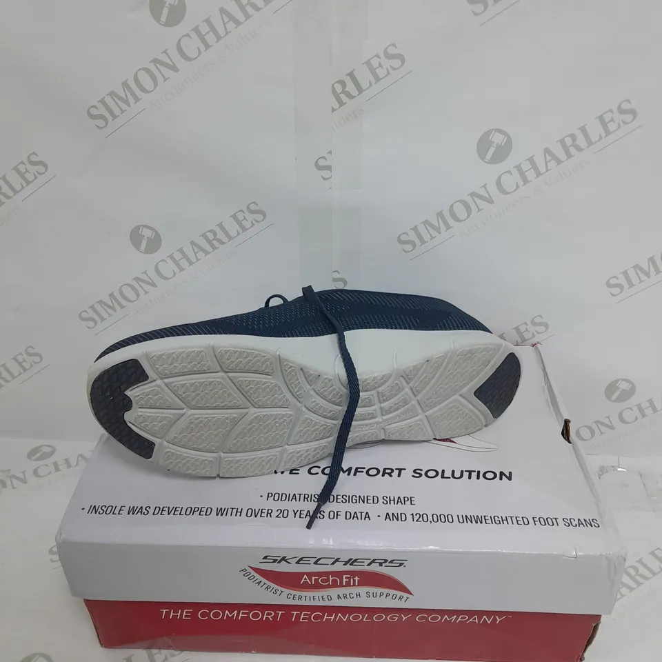 BOXED PAIR OF SKECHERS ARCH FIT TRAINERS IN NAVY SIZE 6.5