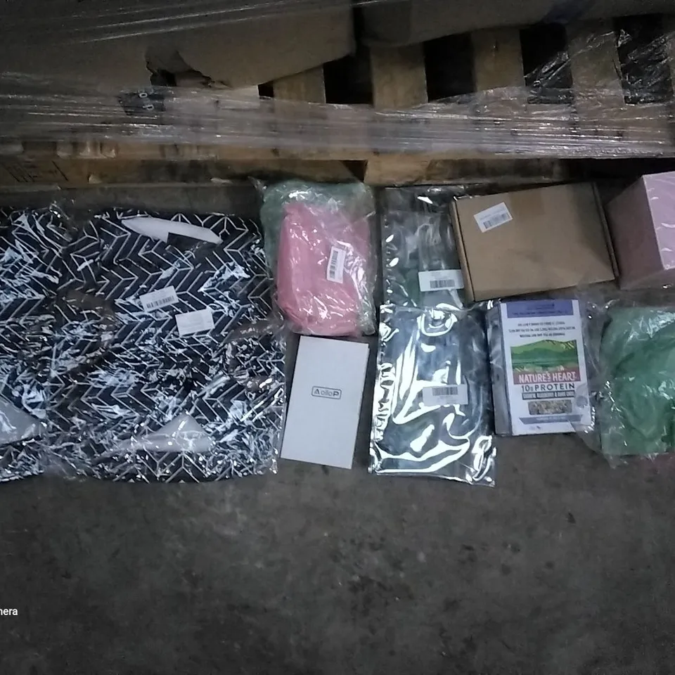 PALLET OF ASSORTED ITEMS INCLUDING SEA TEAM NAVY ARROW BAG, NATURE'S HEART 10G PROTEIN BAR, SMALL TRASH BAGS, ROSE OF LOVE ROSE FLOWER GIFT, LEAF CAKE TOPPER, AOLLOP IPHONE XS CASE
