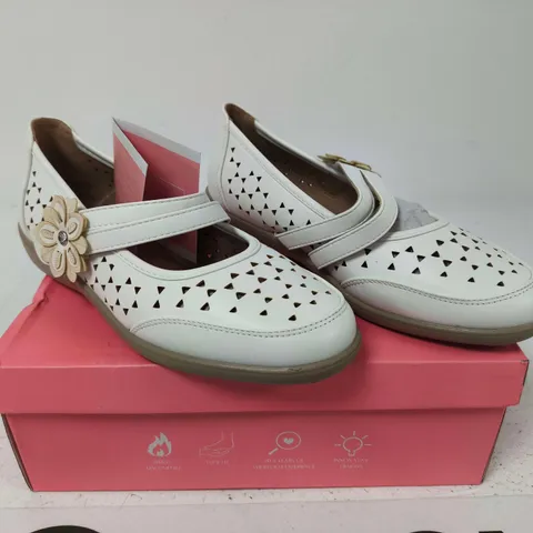 BOXED PAIR OF GABRIELL WHITE GIRLS' WHITE MARY-JANE SHOES β UK 5