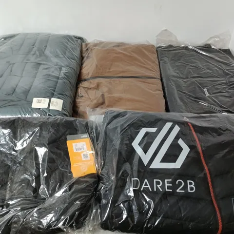APPROXIMATELY 10 ASSORTED BRAND NEW REGATTA/DARE2B CLOTHING ITEMS IN VARIOUS SIZES, STYLES & COLOURS TO INCLUDE TORREK BAFFLED JACKET, CLUMBER IV HYBRID, CORIVER 3IN1, ETC
