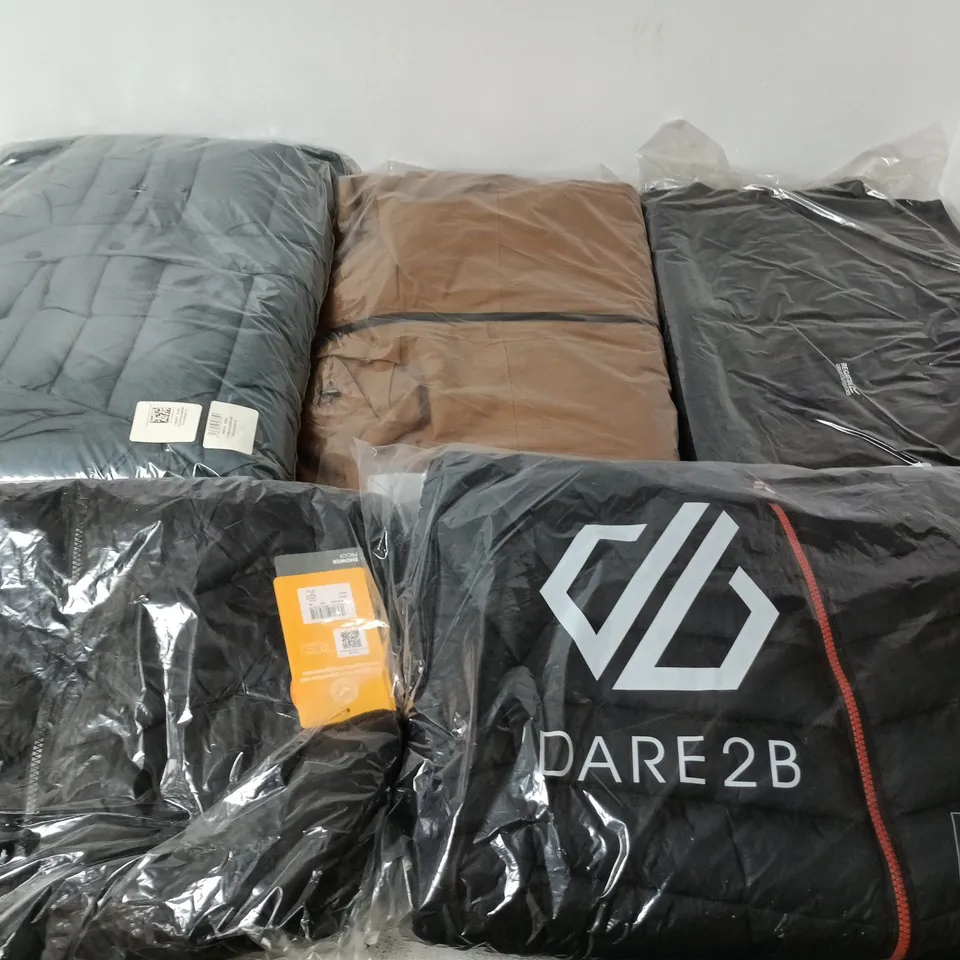 APPROXIMATELY 10 ASSORTED BRAND NEW REGATTA/DARE2B CLOTHING ITEMS IN VARIOUS SIZES, STYLES & COLOURS TO INCLUDE TORREK BAFFLED JACKET, CLUMBER IV HYBRID, CORIVER 3IN1, ETC