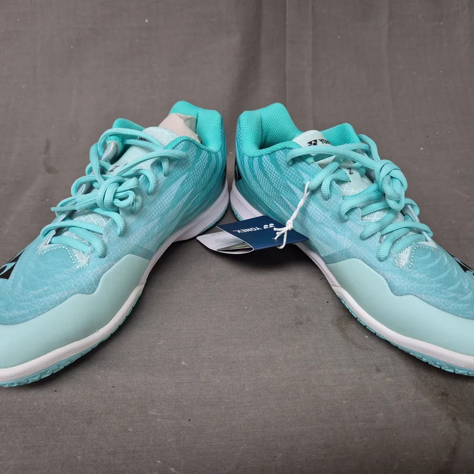 BOXED PAIR OF YONEX POWER CUSHION AERUS Z WOMEN'S SHOES IN MINT UK SIZE 7.5