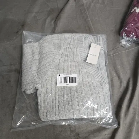 HOLLISTER GREY CABLE-KNIT SWEATER – UK LARGE