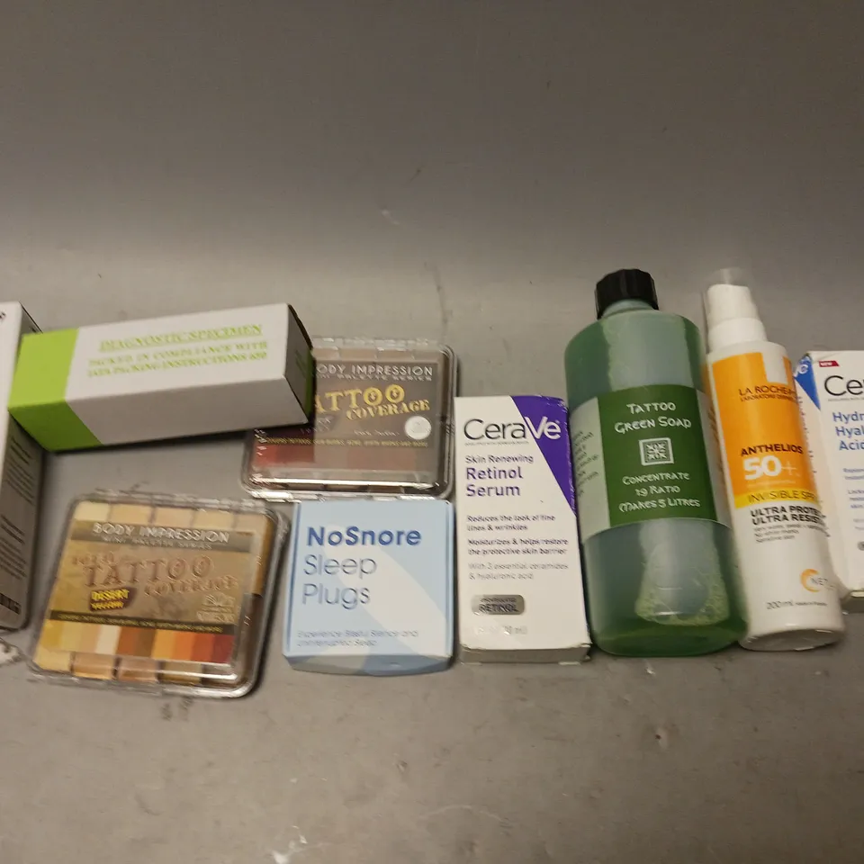 BOX OF APPROXIMATELY 15 COSMETIC ITEMS TO INCLUDE DOVE BODY WASH, WEIGHTED HAIR COMB, ORIGINS SCRUB, AND CERA VE SERUM ETC. 