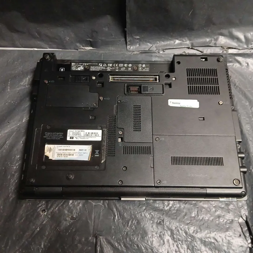 HP LAPTOP WITH EXPOSED INTERNALS – SCREEN OPEN - MODEL UNSPECIFIED