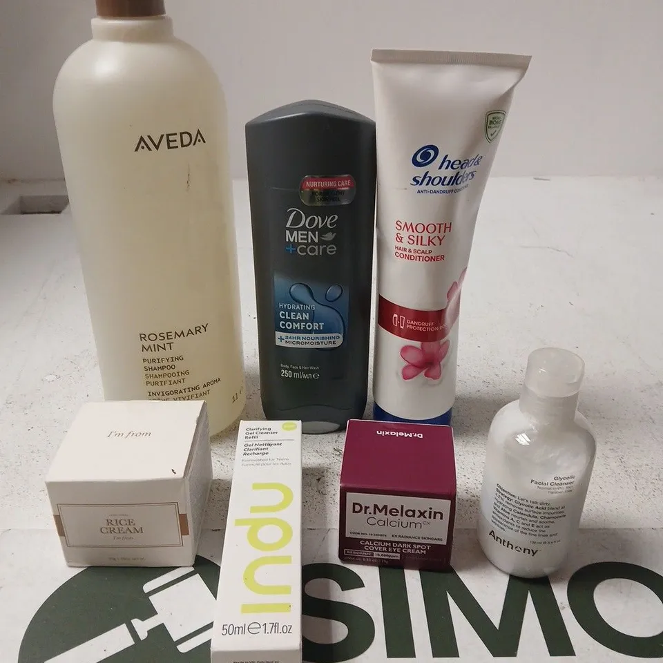 APPROXIMATELY 15 ASSORTED HEALTH & BEAUTY PRODUCTS TO INCLUDE DOVE SHOWER GEL, SHAMPOO, EYE CREAM ETC