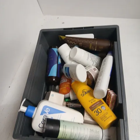 TOTE OF APPROXIMATELY 20 ASSORTED COSMETICS TO INCLUDE: LYNX SHOWER GEL