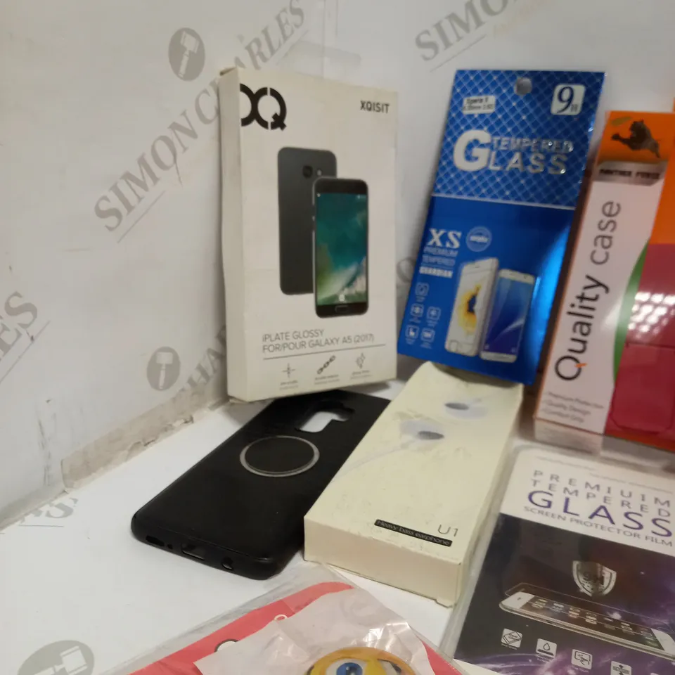 LOT OF APPROX 10 TO INCLUDE POP SOCKET , EARPHONES AND PHONE CASE