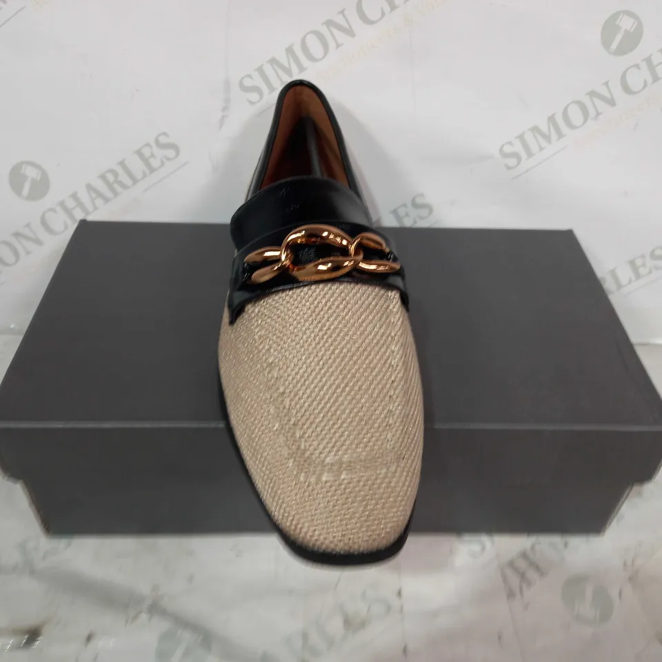 BOXED PAIR OF DESIGNER SLIP ON SHOES IN BEIGE W. ROSE GOLD EFFECT CHAIN EU SIZE 40