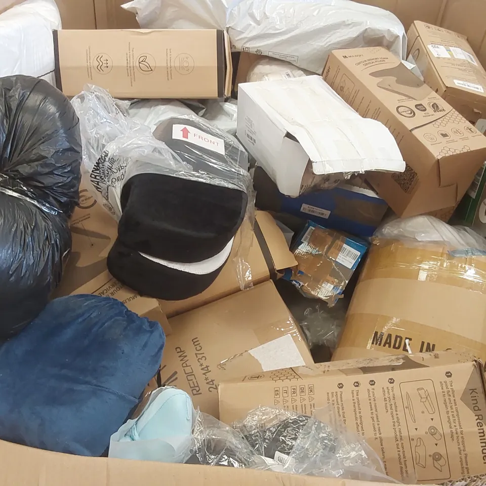 PALLET TO CONTAIN A LARGE ASSORTMENT OF PILLOWS AND CUSHIONS AND RELATED PRODUCTS // BRANDS MAY VARY