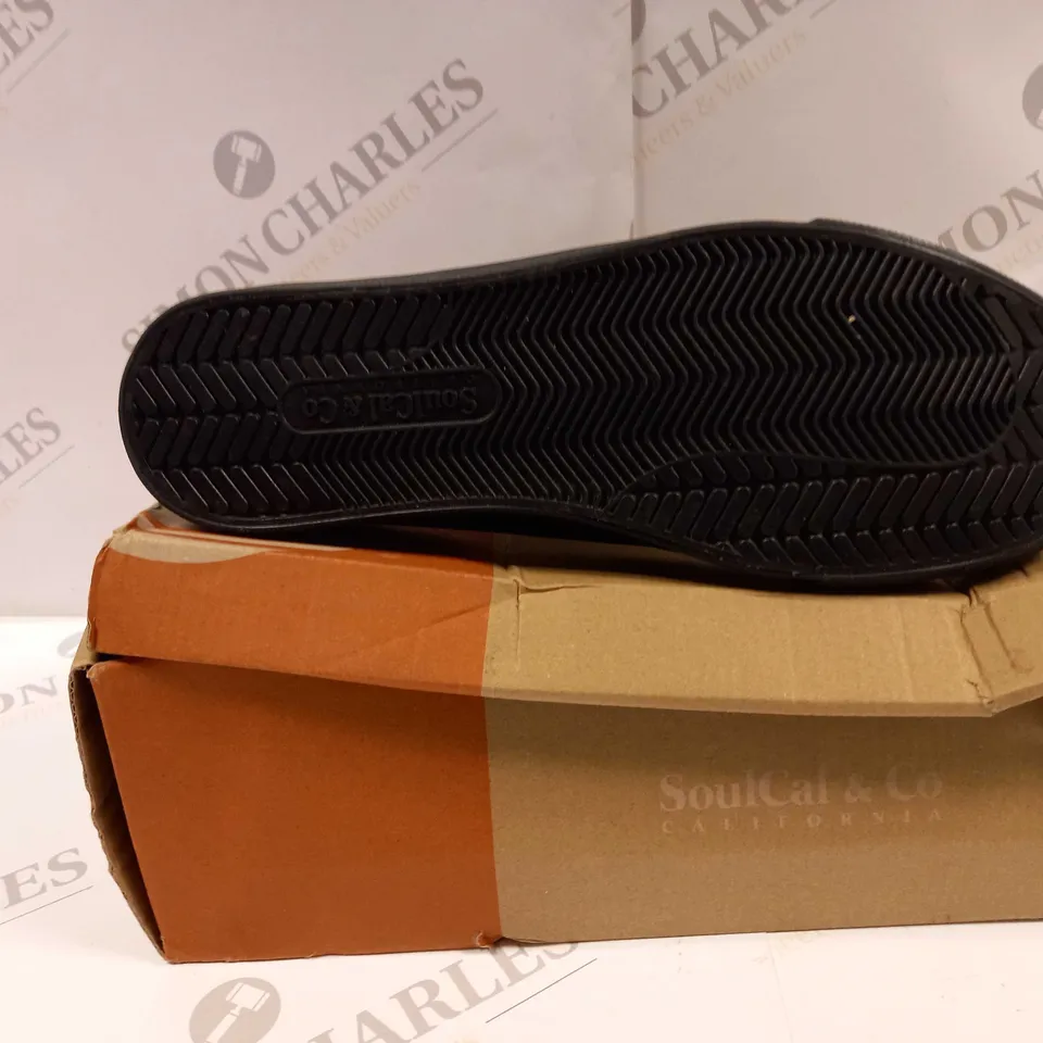 BOXED PAIR OF SOULCAL & CO CANVAS SHOES UK SIZE 6.5