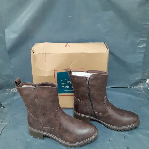 BOXED PAIR OF LILLEY & SKINNER OTTAWA BLACK ZIP UP BOOT - SIZE 39 