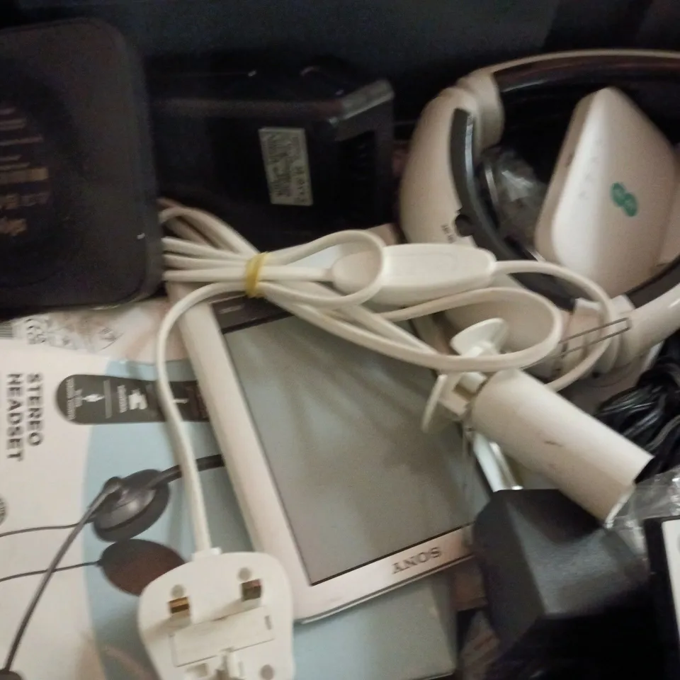 APPROXIMATELY 10 ASSORTED ELECTRICAL PRODUCTS TO INCLUDE WIRED MOUSE, SONY BOOK READER, STEREO HEADSET, ETC