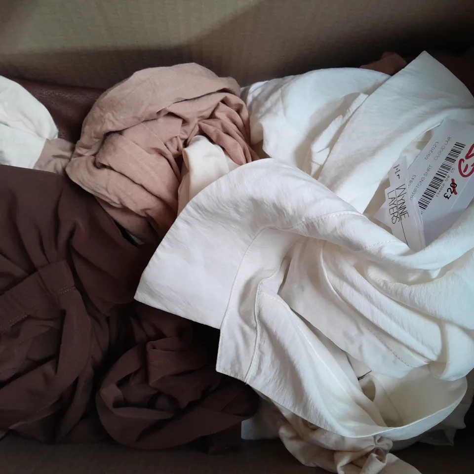 APPROXIMATELY 10 ASSORTED ITEMS OF WOMEN'S CLOTHING TO INCLUDE CARDIGAN SIZE S, WYNNE LAYERS SHIRT SIZE XS, KIM&CO TOP SIZE L,  