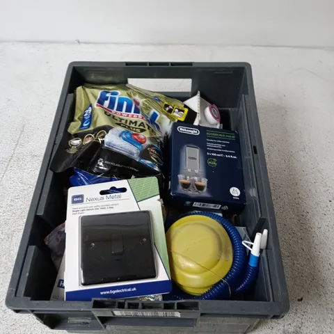 APPROXIMATELY 10 ASSORTED HOUSEHOLD ITEMS INCLUDING DISHWASHER TABLETS, DELONGHI COFFEE DESCALER, DOOR KNOBS ETC. 