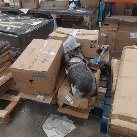 PALLET CONTAINING ASSORTED CONSUMER PRODUCTS INCLUDING: SUITCASES, CHAIR ECT