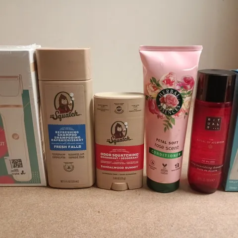 APPROXIMATELY 15 ASSORTED HEALTH & BEAUTY PRODUCTS TO INCLUDE RITUALS , BODY HAIR TRIMMER AND DR.SQUATCH 