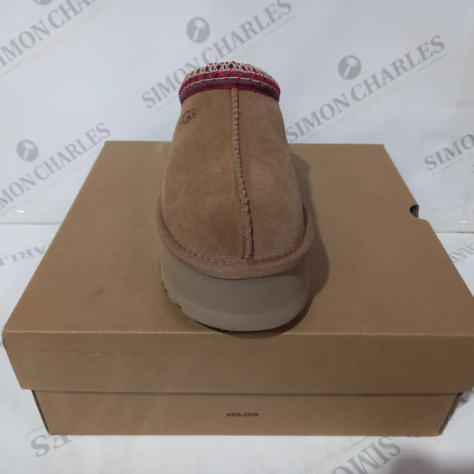 BOXED PAIR OF UGG WTAZZ SHOES IN TAN UK SIZE 4