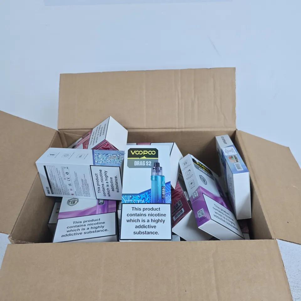 APPROXIMATELY 20 ASSORTED E-CIG PRODUCTS AND ACCESSORIES TO INCLUDE VOOPOO, GEEKVAPE, ASPIRE ETC 