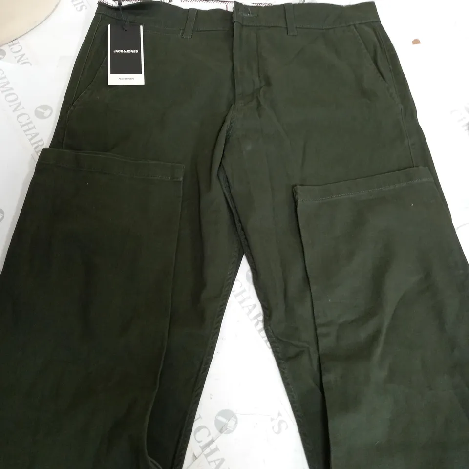 JACK & JONES RELAXED TROUSERS IN GREEN - 33/34"