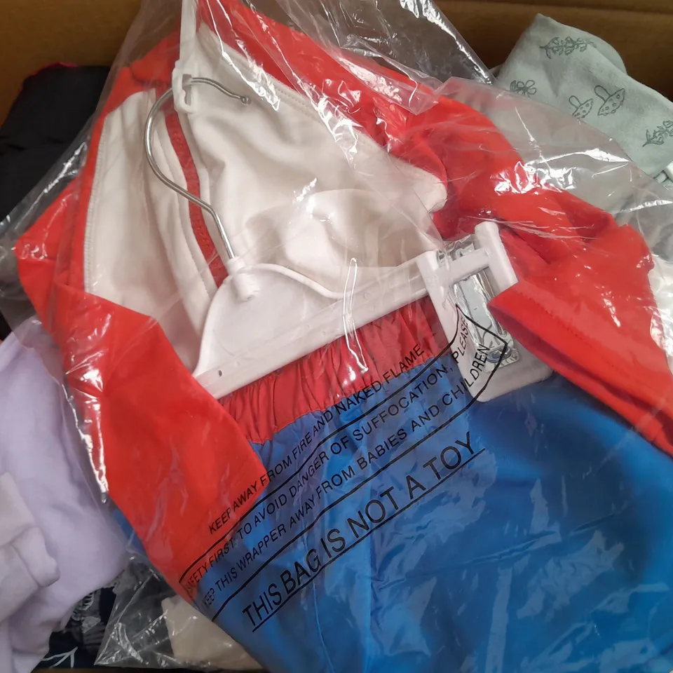 APPROXIMATELY 30 ASSORTED KIDS CLOTHING IN VARIOUS STYLES TO INCLUDE SIZES 3-6 MONTHS, 6-7 YEARS, 8-9 YEARS