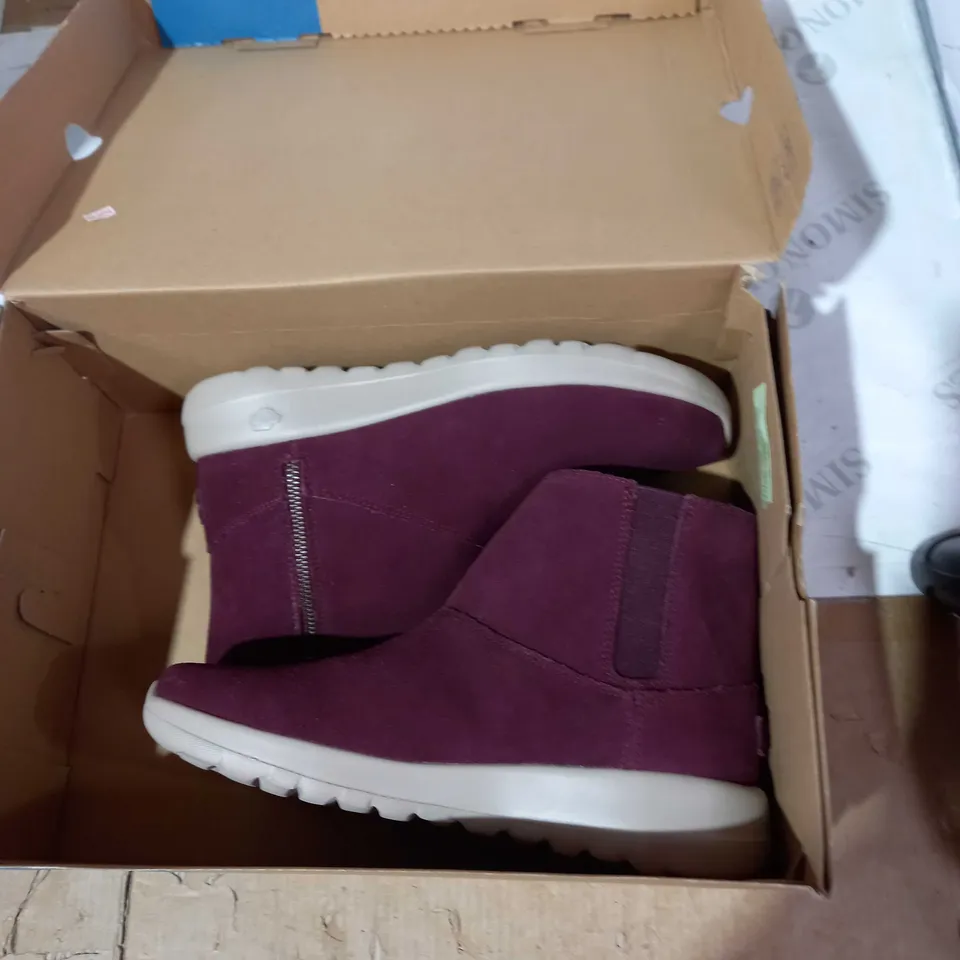 SKECHERS ZIP ANKLE BOOT BURGUNDY - SIZE 5