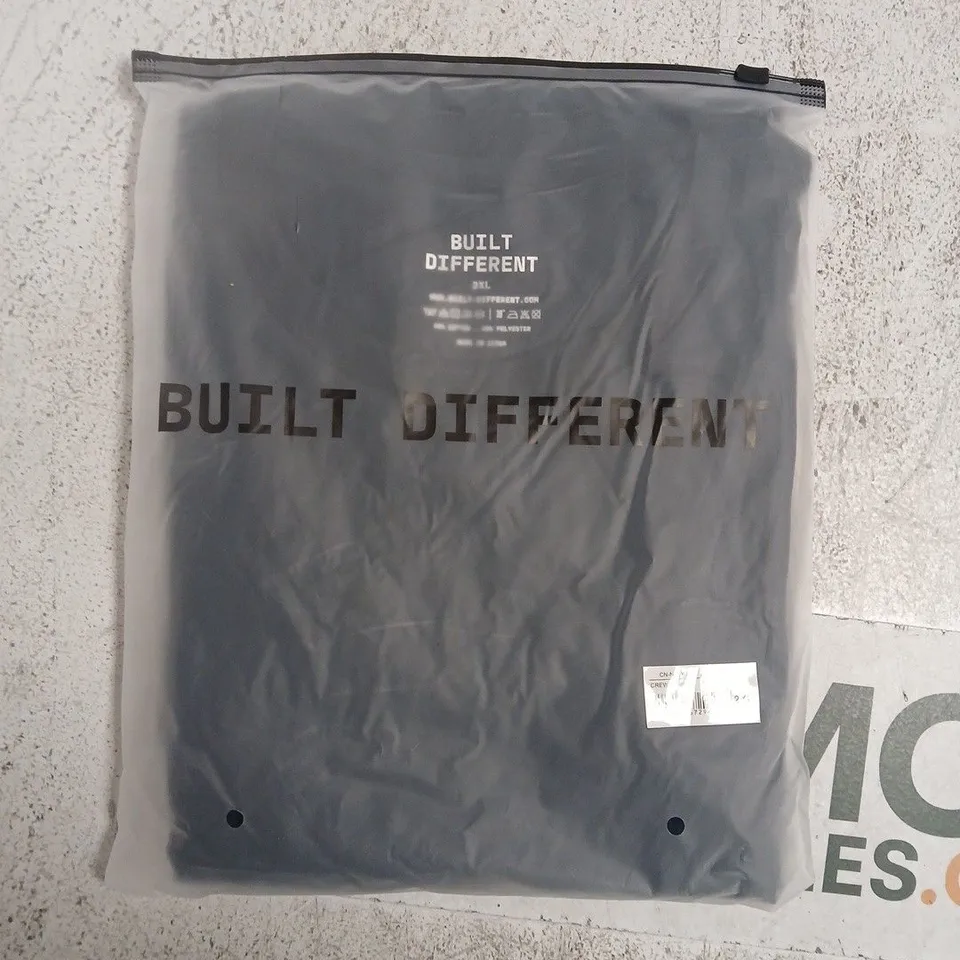 BAGGED BUILT DIFFERENT CREW T-SHIRT IN NAVY SIZE 2XL