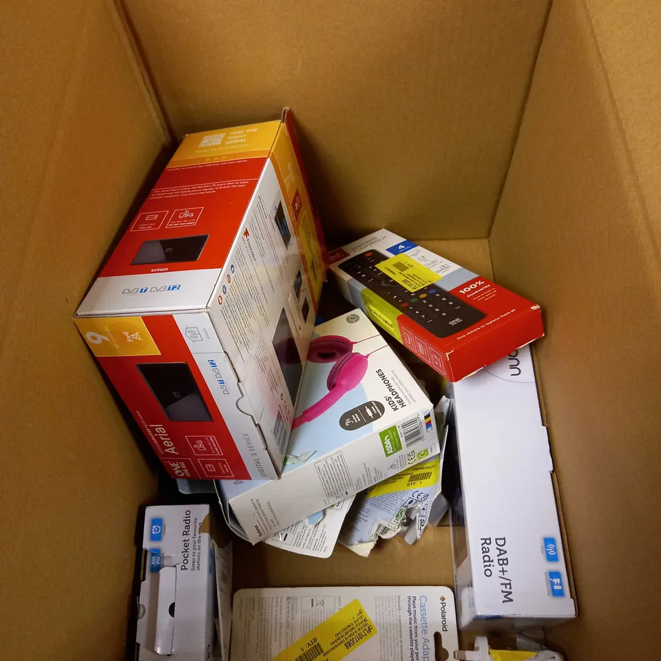 LOT OF APPROXIMATELY 15 ELECTRICAL ITEMS TO INCLUDE ONN AM/FM RADIO, CASSETTE ADAPTER, UNIVERSAL REMOTE ETC