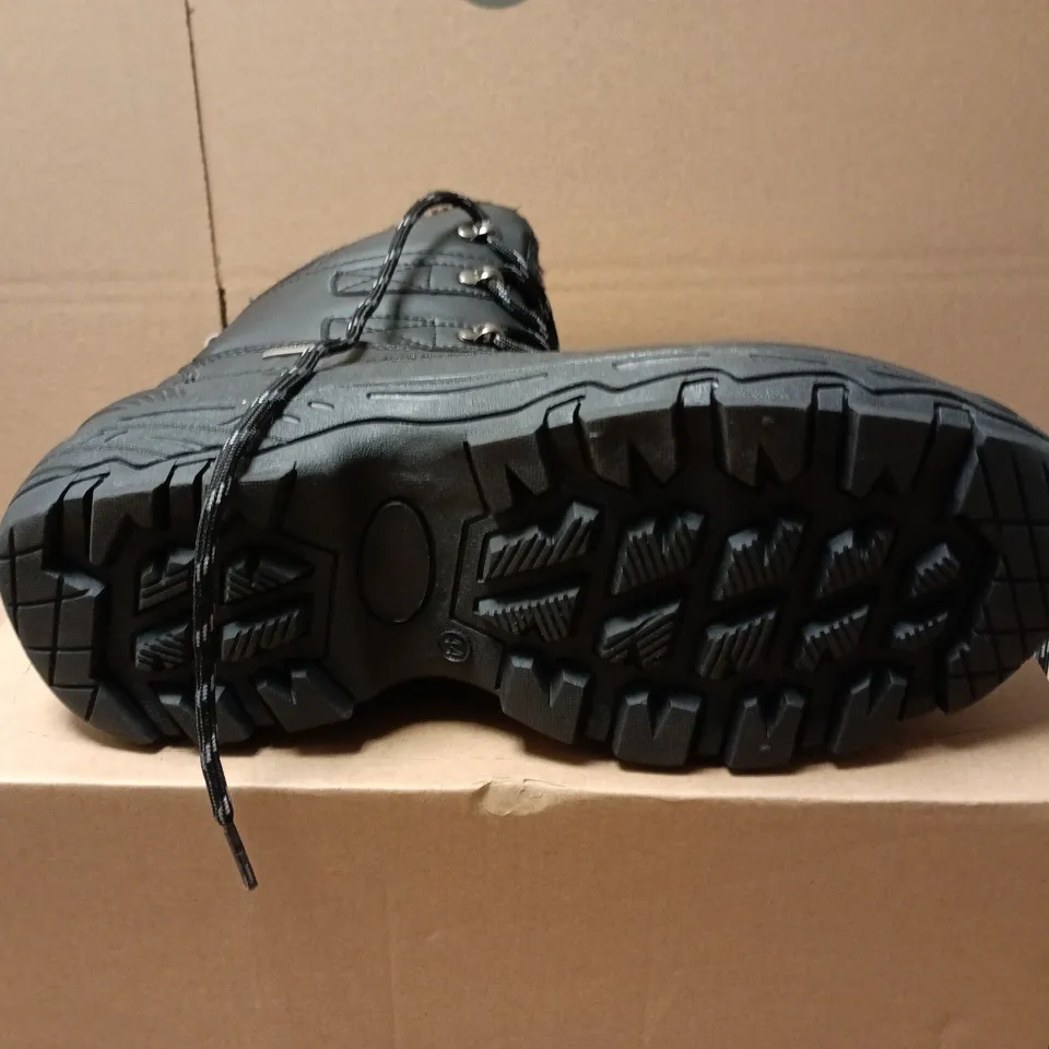 BOXED PAIR OF POLAR MENS WATERPROOF BOOTS IN BLACK - UK 10