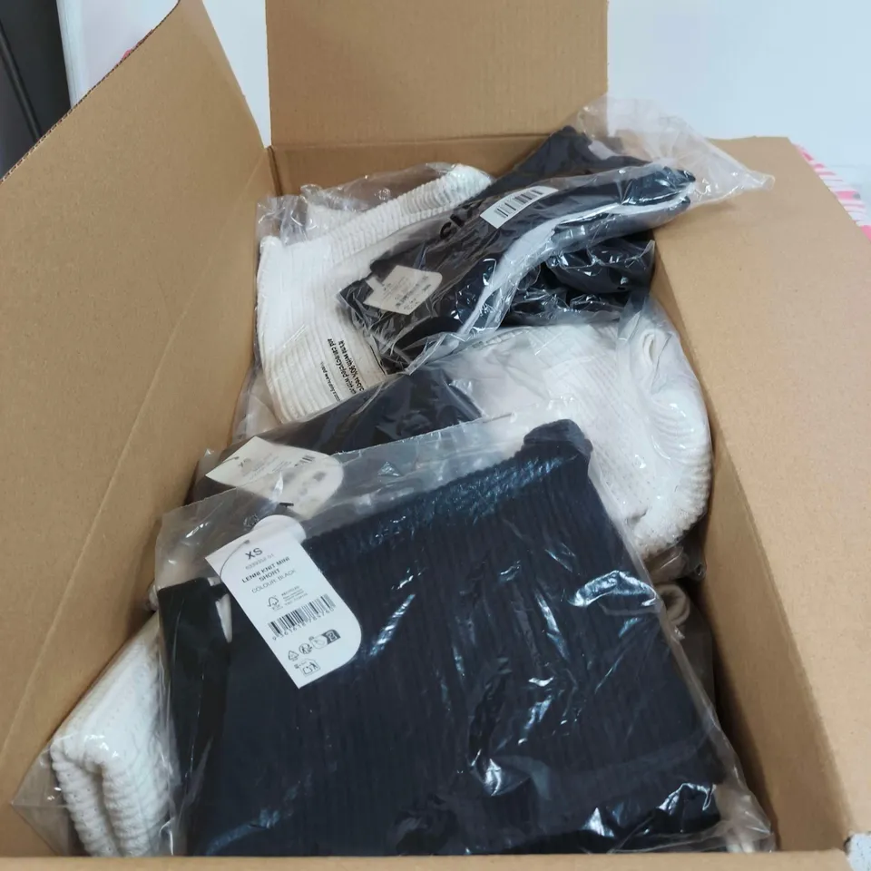 BOX OF APPROXIMATELY 14 ASSORTED CLOTHING ITEMS TO INCLUDE LENNI KNIT MINI SHORT, LENNI KNIT MINI DRESS ETC