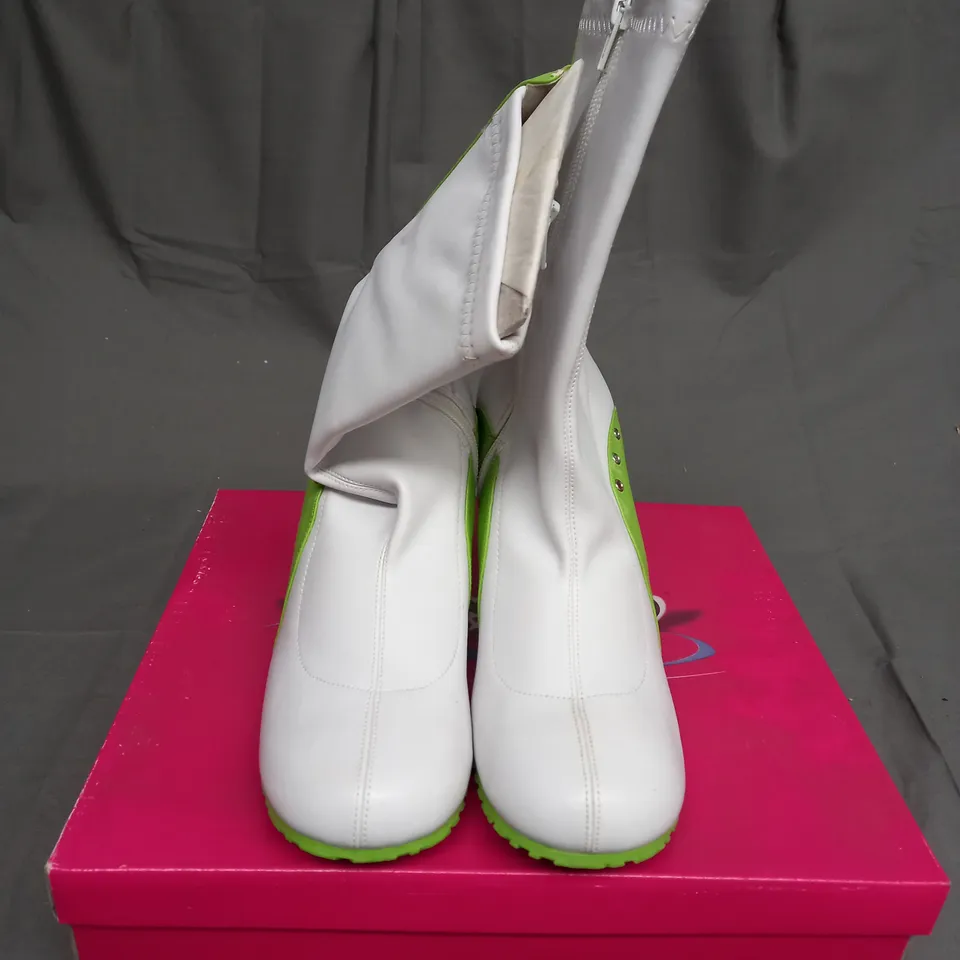 BOXED BAMBOO LEATHER BALLER HIGH HEEL SHOES IN GREEN AND WHITE SIZE 8