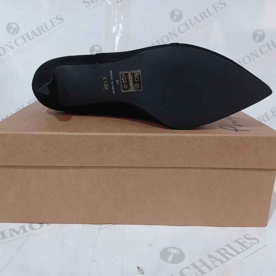 BOXED PAIR OF PHASE EIGHT POINTED TOE KITTEN HEEL SHOES IN BLACK W. GOLD EFFECT CHAIN DETAIL UK SIZE 7