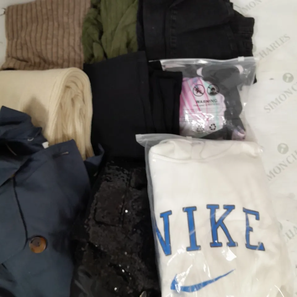 BOX OF APPROXIMATELY 25 ASSORTED CLOTHING ITEMS TO INCUDE - JEANS , JACKETS , LOUNGEWEAR ETC
