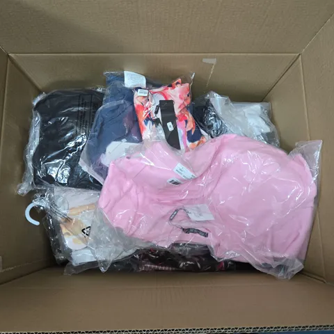 LARGE BOX OF APRROX 20 CLOTHING, SHOES & ACCESSORIES – MIXED CLOTHING ITEMS 