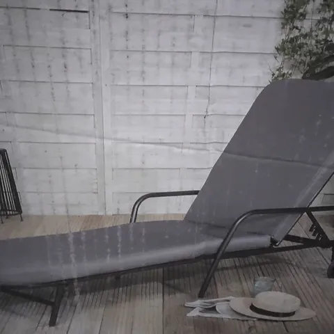 BOXED ELEMENTS PADDED LOUNGER WITH WHEELS