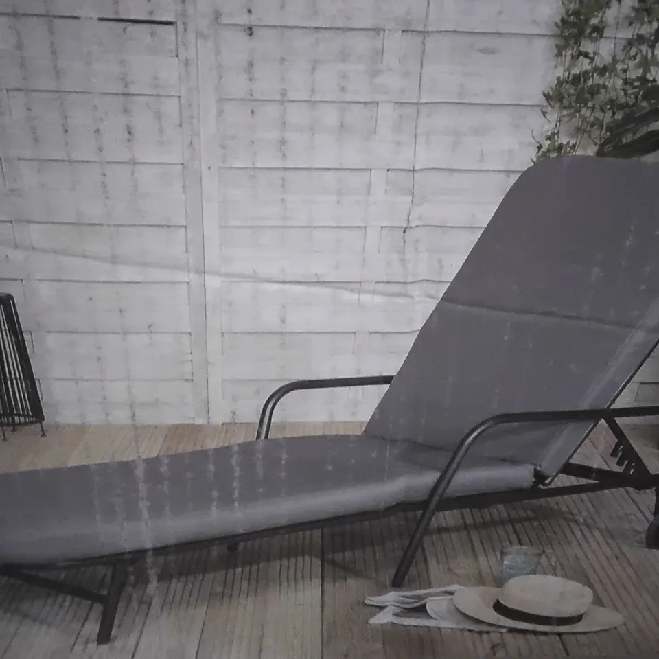 BOXED ELEMENTS PADDED LOUNGER WITH WHEELS 