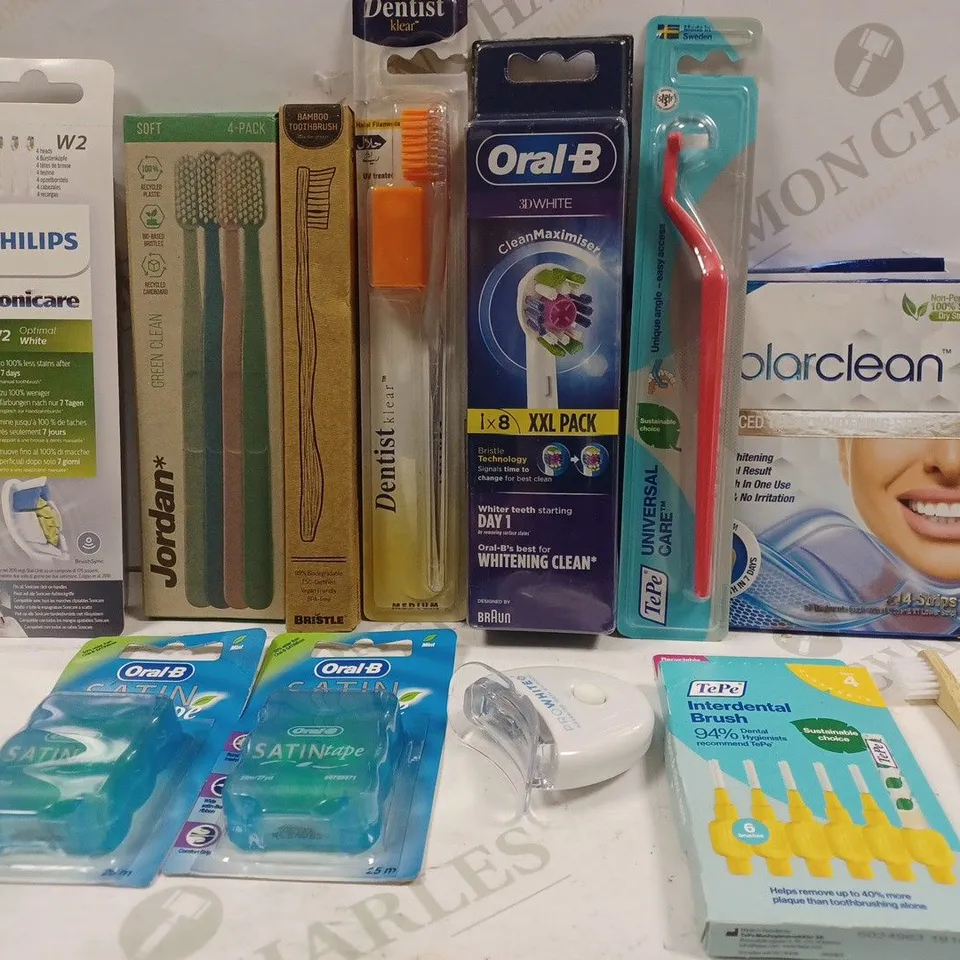 BOX OF APPROX 15 ASSORTED BEAUTY PRODUCTS TO INCLUDE PHILIPS REPLACEMENT BRUSH HEADS, ORAL B SATIN TAPE, BAMBOO TOOTHBRUSH, ETC 