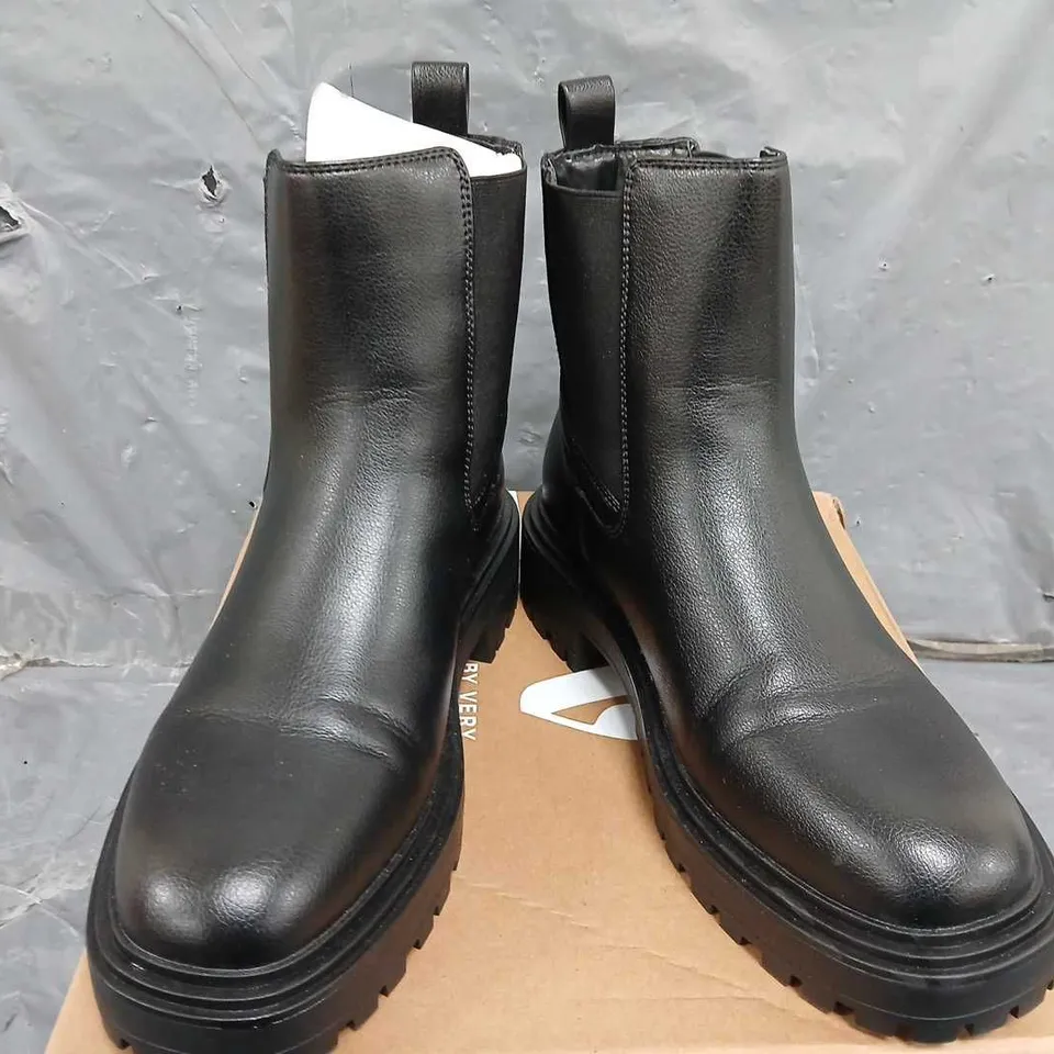 BOXED CHUNKY CHELSEA BOOT - BLACK - SIZE 6