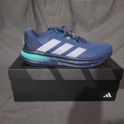 BOXED PAIR OF ADIDAS GALAXY 7 M RUNNING SHOES - SIZE 9.5