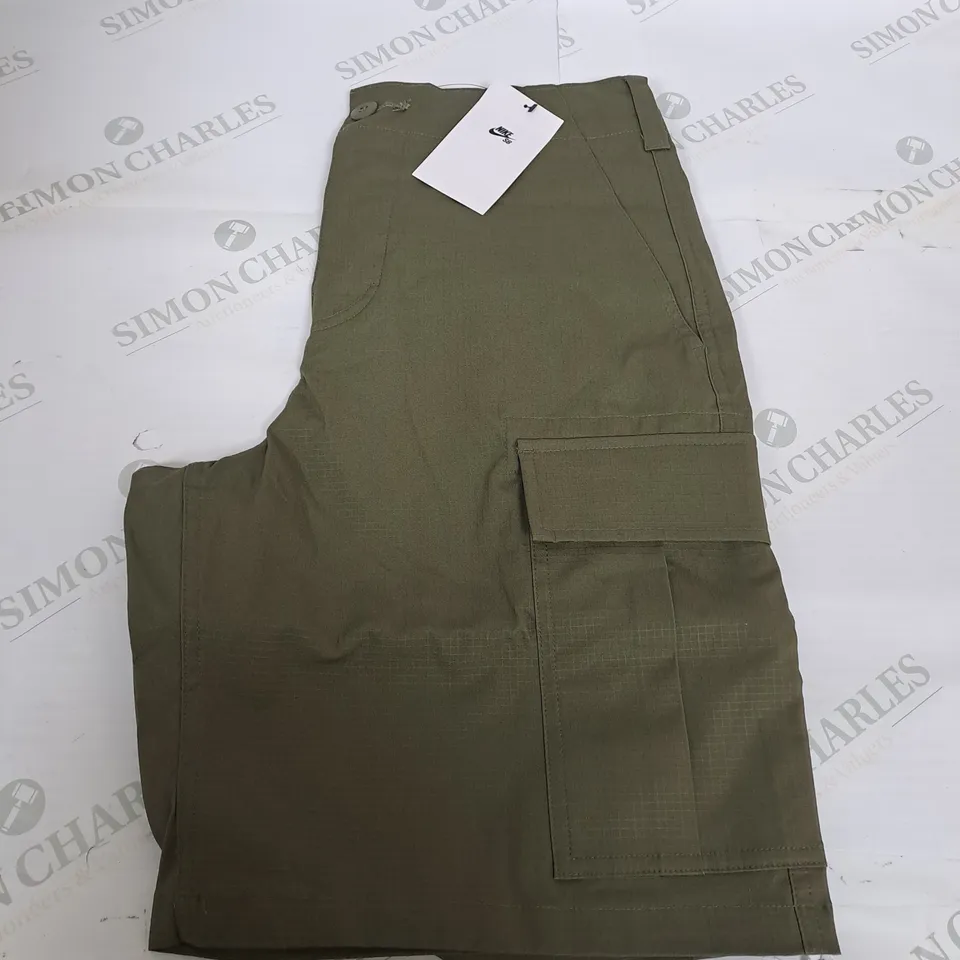 NIKE SKATEBOARDING CARGO SHORTS SIZE 28