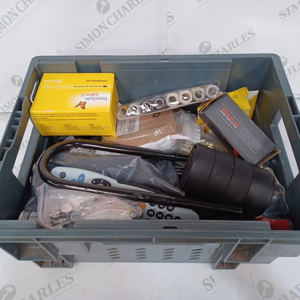 BOX TO CONTAIN APPROX. 20 X ASSORTED HOUSEHOLD PRODUCTS, INCLUDES TV REMOTE, DIY & CRAFT ITEMS, BADGES/PINS ETC 