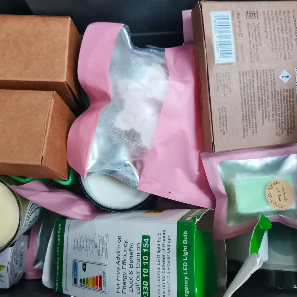 APPROXIMATELY 10 ASSORTED HOUSEHOLD ITEMS TO INCLUDE SCENTED CANDLES, WAX MELTS, ETC