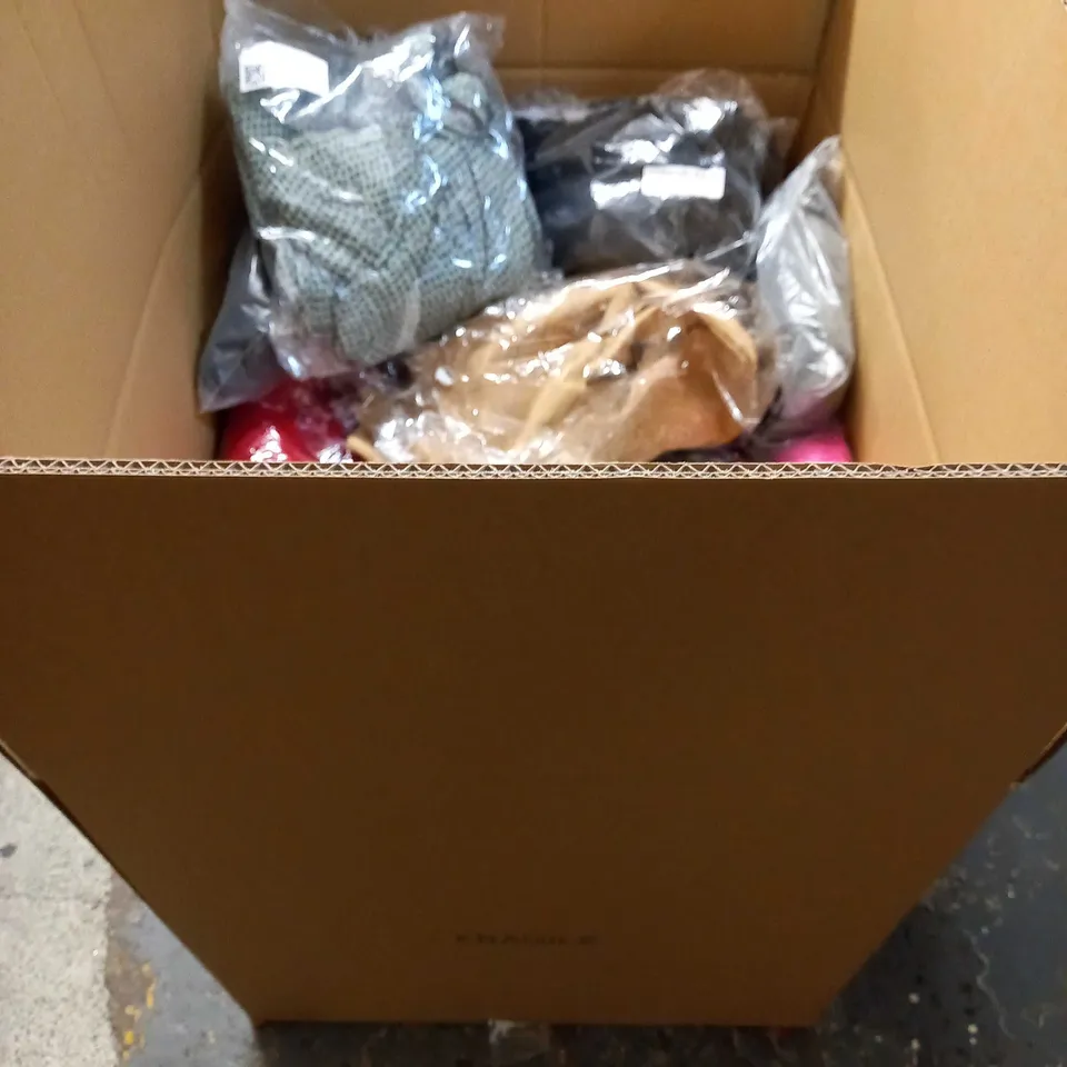 LOT OF APPROX 20 ASSORTED CLOTHING ITEMS VARYING IN SIZE/COLOUR/STYLE TO INCLUDE: TROUSERS, SKIRTS, TOPS
