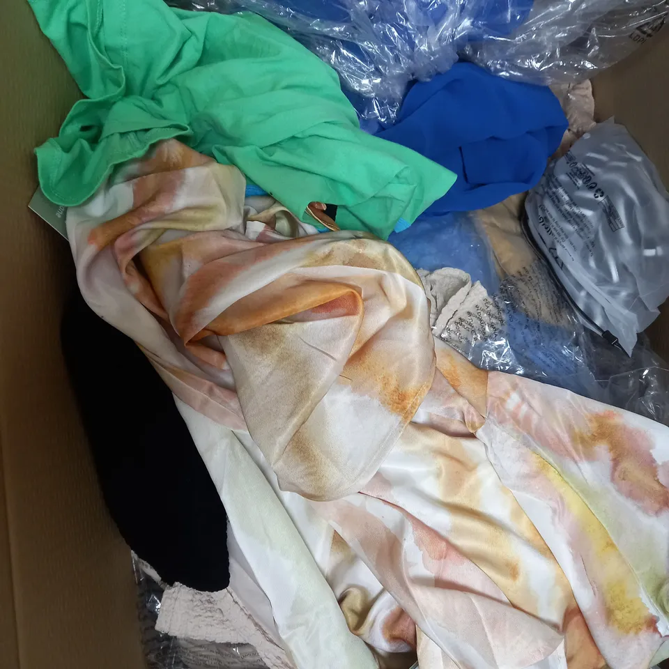 BOX OF APPROXIMATELY 22 ASSORTED CLOTHING ITEMS TO INCLUDE - DRESSES, JUMPERS, SKIRT ETC