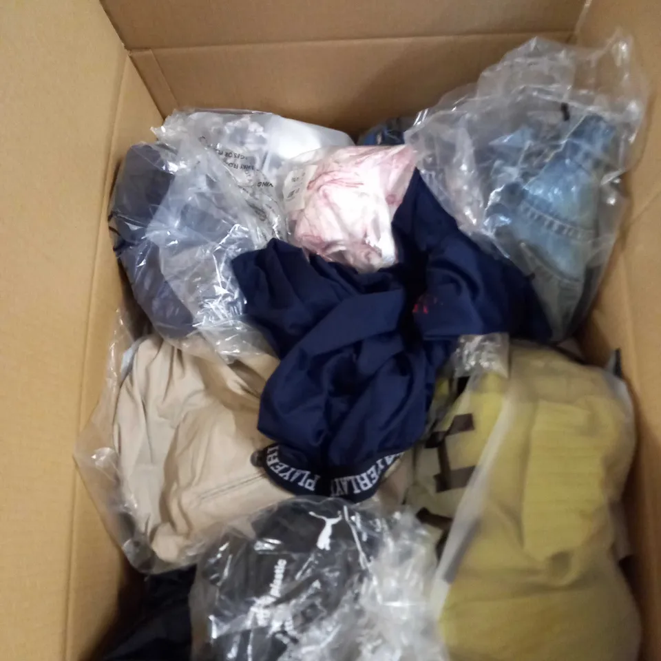 LARGE QUANTITY OF CLOTHING ITEMS TO INCLUDE DRESSES, SWEATERS, JEANS, T-SHIRTS, ETC