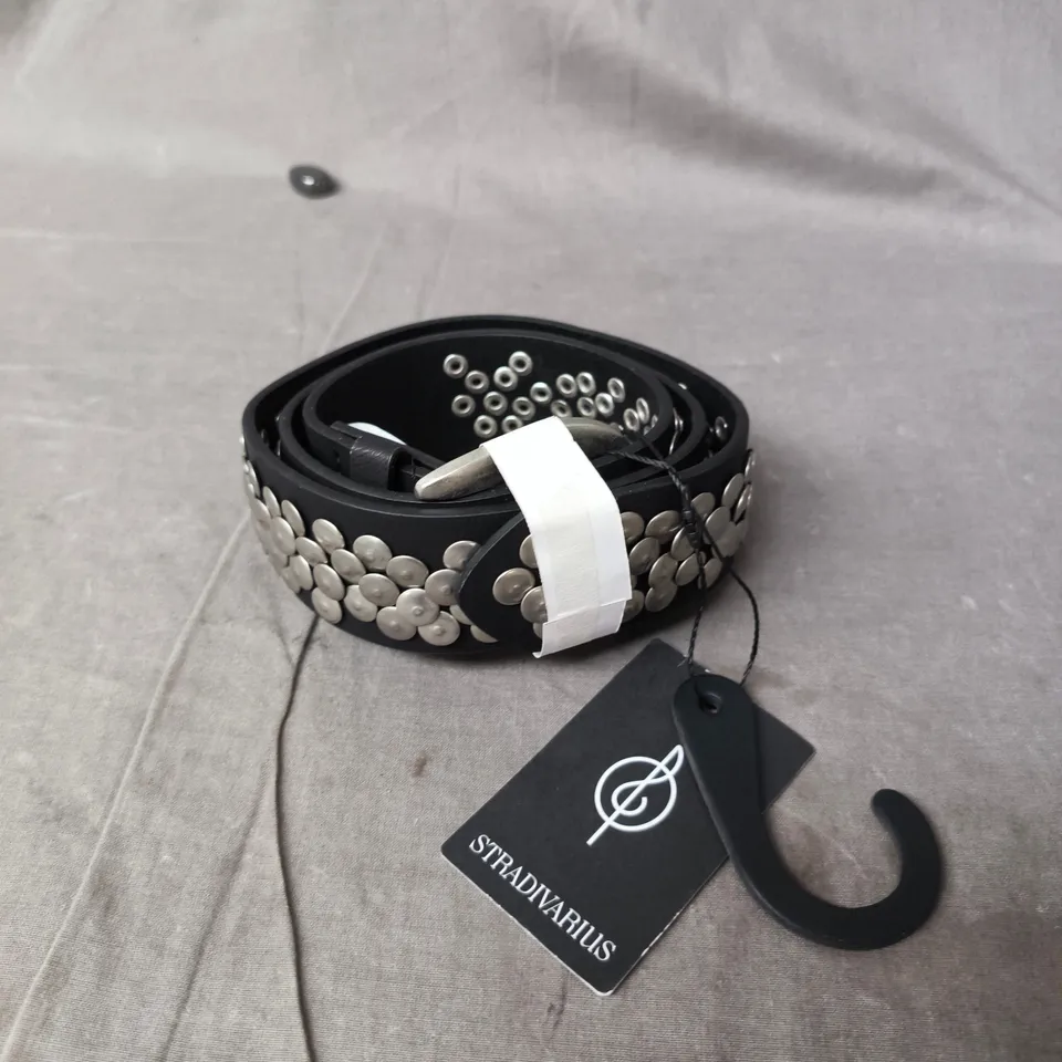 BOX OF APPROXIMATELY 20 ASSORTED CLOTHING ITEMS TO INCLUDE: STRADIVARIUS BELT 
