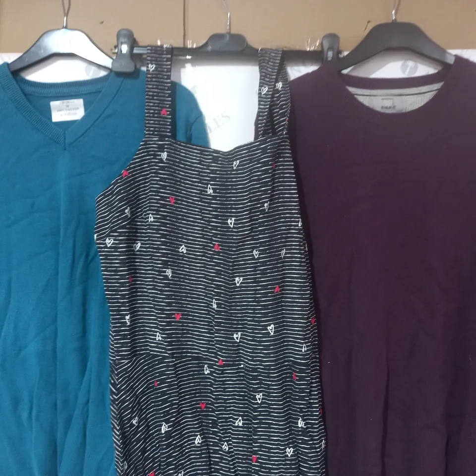 BOX OF APPROXIMATELY 10 ASSORTED CLOTHING AND FASHION ITEMS IN VARIOUS STYLES AND SIZES TO INCLUDE V-NECK LONG SLEEVE TOP IN BLUE SIZE M, DRESS IN BLACK/WHITE SIZE 10L, ETC