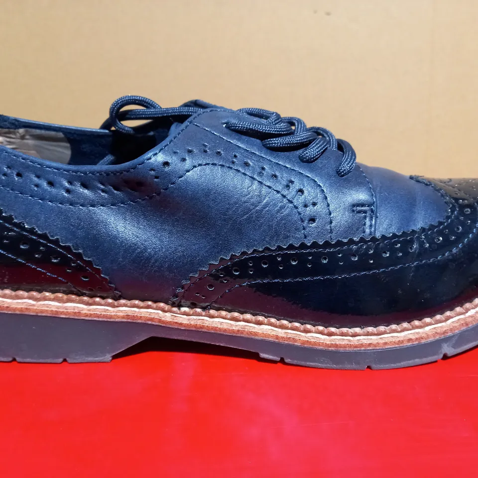 S. OLIVER LACE-UP SHOES NAVY - SIZE 5