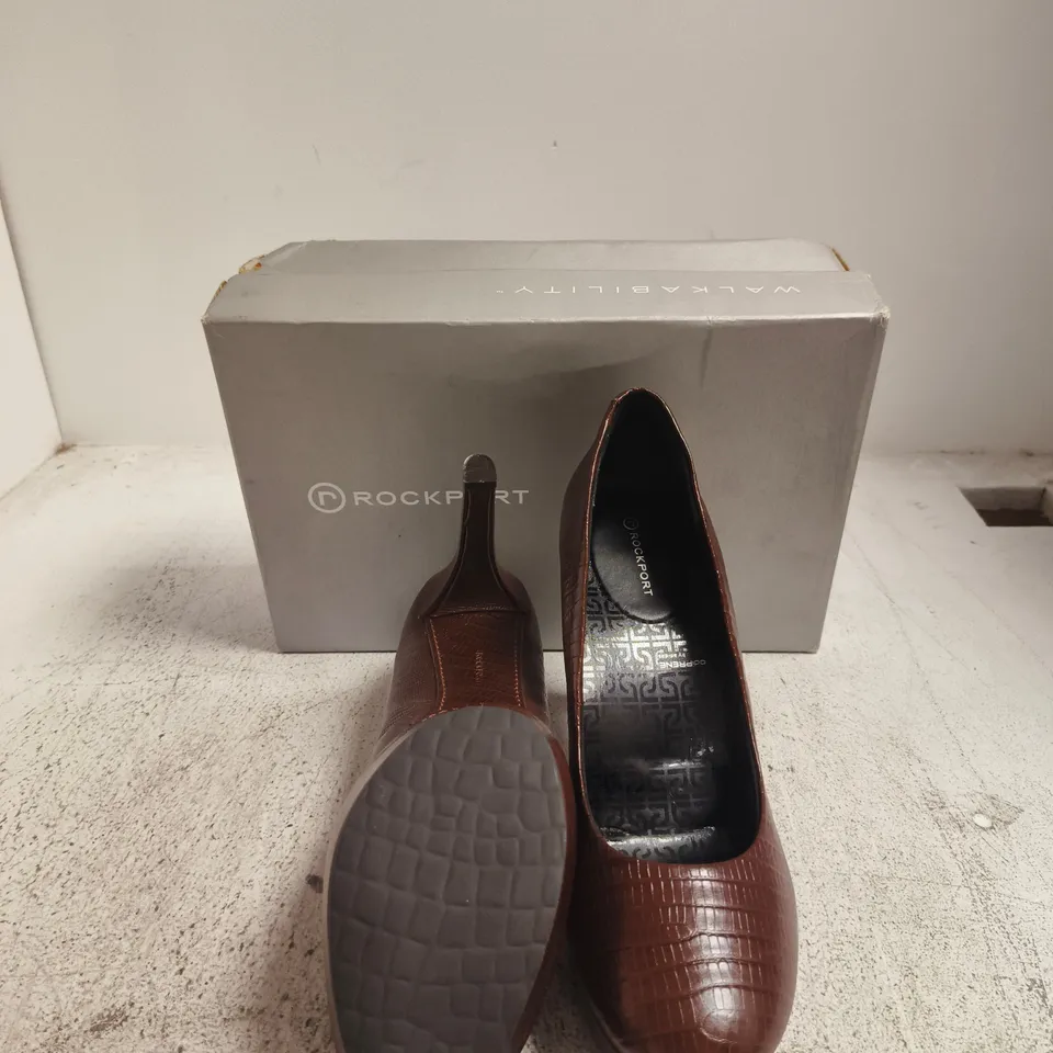 ROCKPORT WOMEN'S BROWN CROCODILE-TEXTURE LEATHER PLATFORM HEEL – BOXED SIZE 8